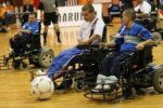 Una partita di calcio in carrozzina (wheelchair football), giocata da persone con malattie neuromuscolari