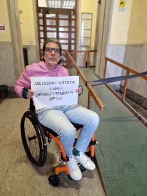 Claudio Ferrante protesta per ascensore
