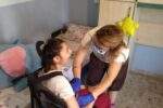 Una persona con disabilità insieme a un'operatrice in una casa famiglia del Lazio