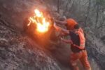 Volontari della Protezione Civile al lavoro per lo spegnimento di un incendio boschivo in Calabria