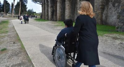 Persona con disabilità in carrozzina in visita al Parco Archeologico di Pompei