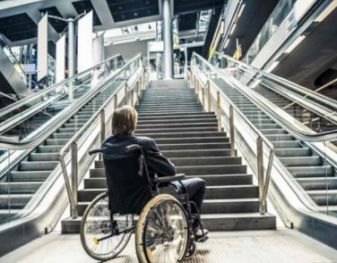 Donna con disabilità davanti a una scalinata