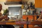 Anna Maria Loi e Giovanni Cossu nella cucina della propria casa, in un fotogramma del documentario “Con le nostre mani” di Emanuel Cossu