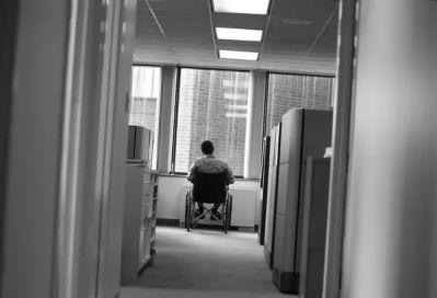 Persona con disabilità di spalle in un ufficio