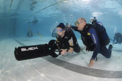 Istruttore di HSA Italia con una persona con disabilità in piscina