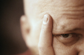 Primo piano di particolare del volto di un uomo. Occhio destro, un dito e parte della faccia