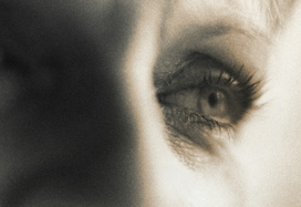Primo piano di volto di donna (occhio sinistro), dall'espressione pensierosa