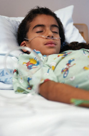 bambina in un letto d'ospedale