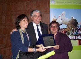 Luisanna Loddo, presidente dell'ABC Sardegna (a destra) e Ada Anchisi, componente del Direttivo della stessa Associazione, ricevono il premio dal sottosegretario alle Politiche della Famiglia Carlo Giovanardi