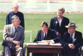 Il presidente George Bush firma l'Americans with Disabilities Act nel luglio del 1990