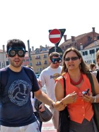 Un'altra immagine relativa all'uscita in Piazzale Roma a Venezia, con gli studenti messi in condizione di non vedere