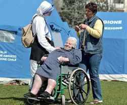 Persona anziana con disabilità in una tendopoli dopo il terremoto dell'Abruzzo del 6 aprile 2009
