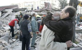 Scene di disperazione tra le persone colpite dal terremoto dell'Abruzzo
