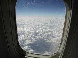Immagine di nuvole viste dall'oblò di un aereo
