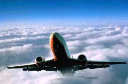 Un aereo in volo tra le nuvole
