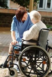 Donna insieme a un'anziana con disabilità