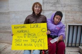 Manuela Annicchiarico e la figlia davanti alla sede di Nuoro della Regione Sardegna, il 3 dicembre scorso (foto di Donatello Tore)