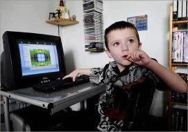 Bambino con problemi di autismo al computer