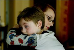Madre abbraccio il figlio, un bimbo con autismo