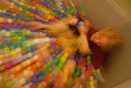 Immagine volutamente sfuocata con molte palline colorate e una persona