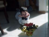 Bimbo con autismo guarda dei fiori
