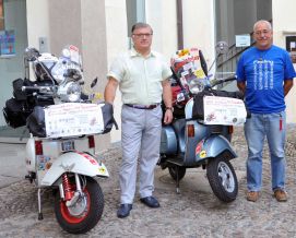 Augusto Gaudino e Carlo Morandi, al momento della presentazione del loro Giro d'Italia in Vespa, a fianco dell'ANGSA