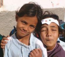 Primo piano di due bambini algerini