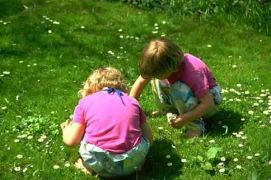 Due bimbi che giocano sull'erba
