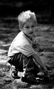 Immagine in bianco e nero di un bambino chinato