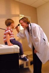 Bambino con medico