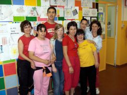 Barbara Medina (al centro in rosso) con i compagni e gli insegnanti del corso che frequenta a Borgomanero