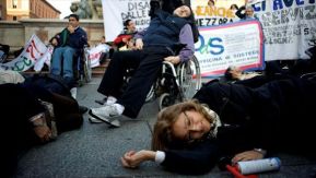 Un'immagine del flash mob di protesta delle persone con disabilità e dei loro familiari, che ha avuto luogo a Bologna il 29 ottobre scorso