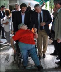 Franco Bomprezzi insieme al sindaco di Milano Giuliano Pisapia e all'assessore Pierfrancesco Majorino