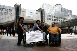 Alcuni componenti della delegazione che ha partecipato all'incontro del 15 giugno, davanti alla sede di Bruxelles del Parlamento Europeo