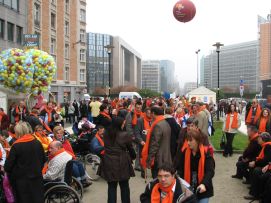 Quante sciarpe arancione, il 4 ottobre 2007 a Bruxelles, in occasione della consegna di 1.364.984 firme di cittadini europei, per chiedere azioni concrete in favore delle persone con disabilità! Finora, però, tutto ciò è stato ignorato (foto di Ines Figueiredo Alves)