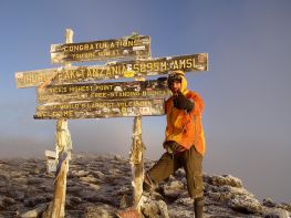 Roberto Bruzzone in Africa c'è già stato, come documenta questa immagine di qualche anno fa, quando conquistò i 5.895 metri del Kilimangiaro