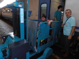Gabriele Piovano, consigliere della Consulta per le Persone in Difficoltà di Torino, «testa» l'accessibilità di un treno regionale
