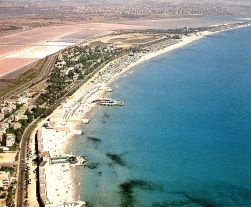 Un'immagine panoramica del Poetto, la spiaggia pubblica di Cagliari