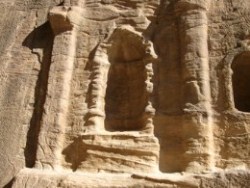Particolare di uno dei templi nel deserto della città di Petra