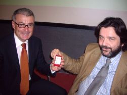 Pietro Barbieri, presidente della FISH, consegna la «Chiave d'Oro» a Giovanni Bissoni, assessore alle Politiche della Salute dell'Emilia Romagna