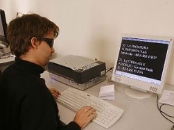 Giovane cieco lavora al computer
