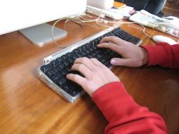 Mani che lavorano alla tastiera di un computer