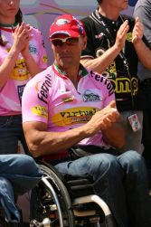 Mauro Cratassa, qui in maglia rosa al Giro d'Italia di handbike su strada, sarà ospite il 18 maggio di «No Limits - Sportivamente Abili»