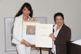 Elisa Di Lorenzo (a destra) riceve la Menzione d'Onore al Premio Letterario Franz Kafka del 2011, per il suo libro «La mia storia. Una donna, la malattia, la ritrovata serenità»