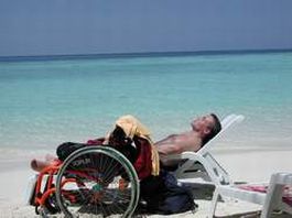 Persona con disabilità al mare