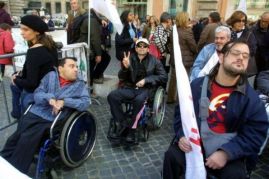 Una manifestazione a Roma di persone con disabilità