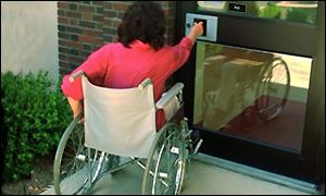 Ragazza con disabilità davanti a una porta a vetri