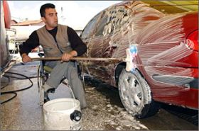 Persona con disabilità che lava una macchina