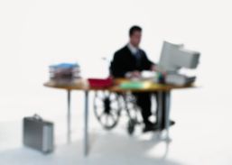 Immagine sfuocata di persona con disabilità al computer