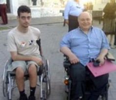 Due persone con disabilità, uno anziano e uno giovane